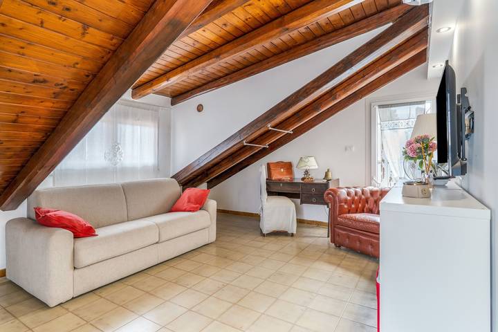 Hel lägenhet, Mansarda in Villa Angela with Terrace, Shared Garden, and Wi-Fi in Augusta (Sicilien), Augusta (Municipality)