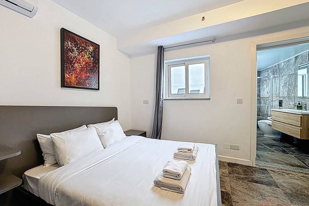 Entire apartment, Chic Poolside Apartment in St Julians Malta in Paceville, San Giljan