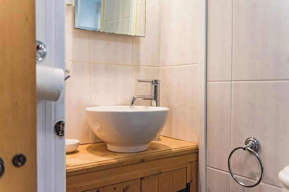 Cosy cottage in Temple Ewell, walk to the local pub and Kearsney Abbey in Temple Ewell, Kent
