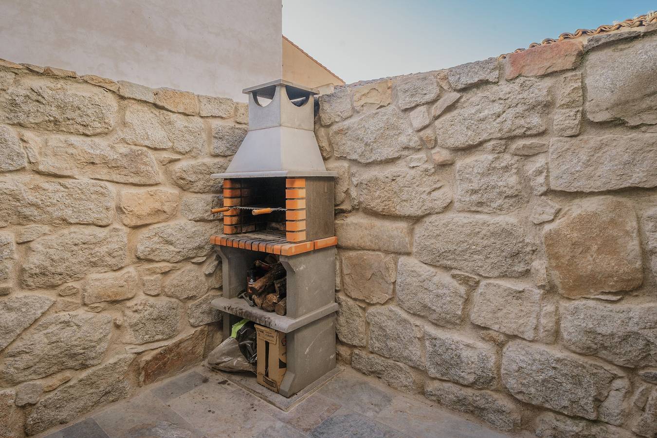 Casa Rural La Zarzosa - Sierra de Gredos, Vistas a la Montaña y Jardín Privado in La Serrada, Provincia de Ávila