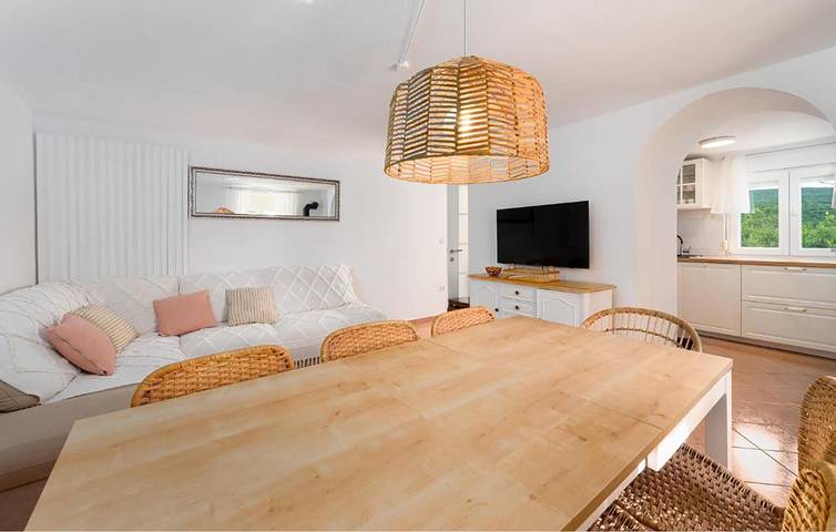 Geräumige 215 m² große Wohnung mit Pool, WLAN und Parkplatz in Cista Velika, Dalmatinisches Zagora