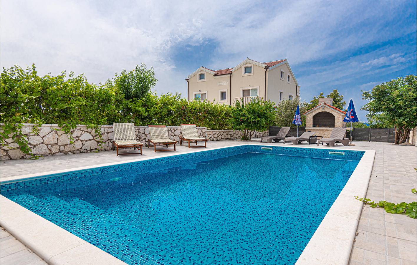 Gemütliche 170 m² große Wohnung mit Terrasse, Pool und WLAN, 1,5 km vom Strand entfernt in Vodice, Šibenik-Knin