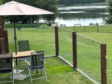 Ferienhaus für 2 Personen, mit Seeblick und Terrasse sowie Garten, mit Haustier in Mecklenburgische Seenplatte