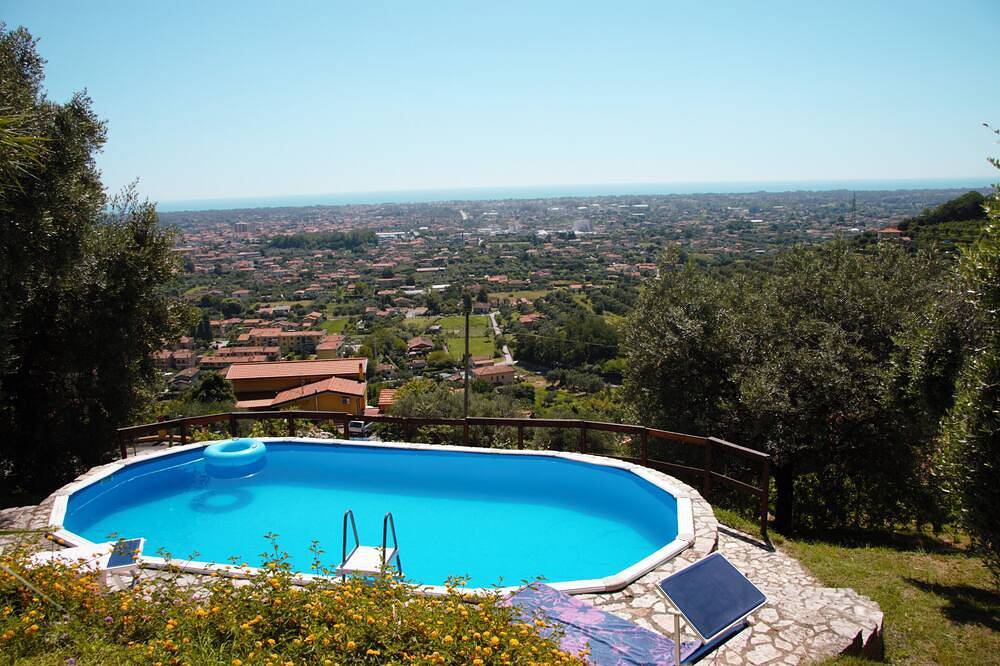 Ferienhaus, Weinfeld  auf der Anhöhe von Versilia, spektakulärem Meerblick in Seravezza, Italienische Riviera