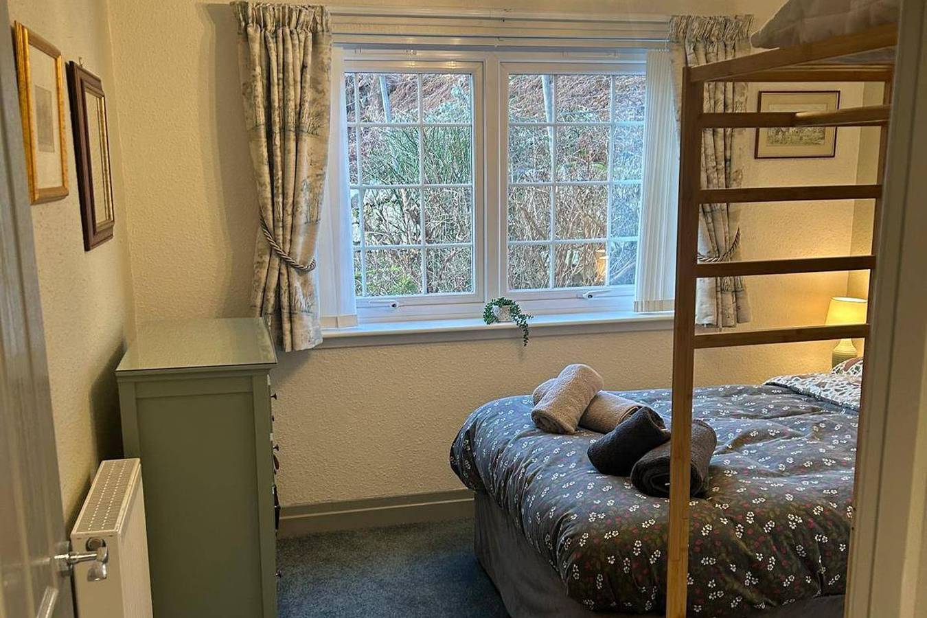 Entire holiday apartment, 2 Guests - Bbq & Patio - Sea Views in Highlands