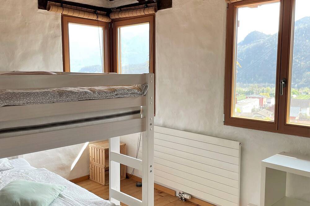 Idyllisches Ferienhaus mit Privatpool in traumhafter mediterraner Umgebung in Terre di Pedemonte, Tessiner Alpen