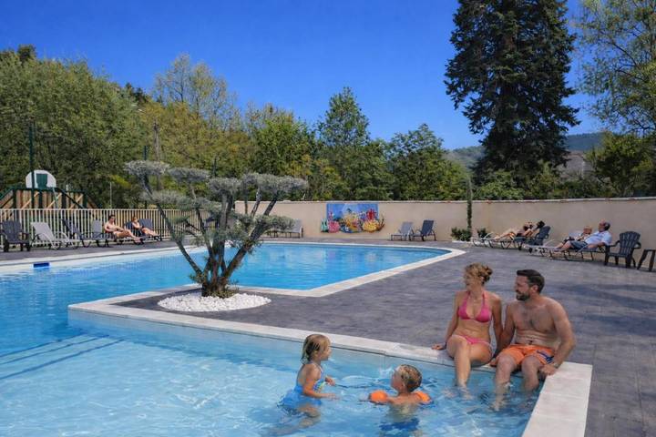 Camping pour 2 personnes, avec piscine ainsi que jardin et terrasse
