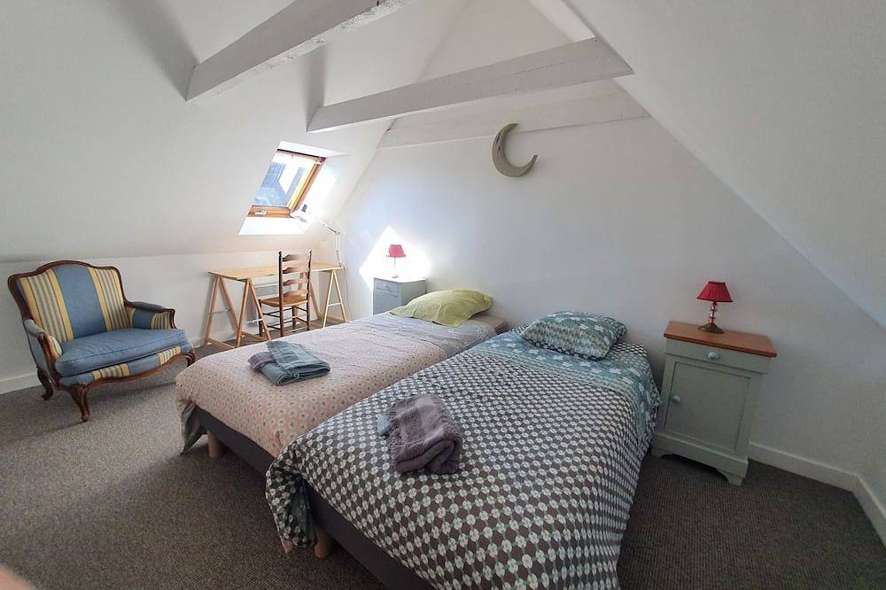 Rent historic house - courtyard - sleeps 5 - Pont-L'Abbé Capital Pays Bigouden in Pont-l'Abbé, Region de Quimper