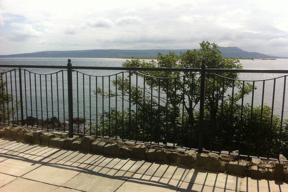 Entire apartment, The Fort:Panoramic Views  Lough Foyle  Private Gated Terrace/Wifi/Netflix/Baby in Inishowen, County Donegal