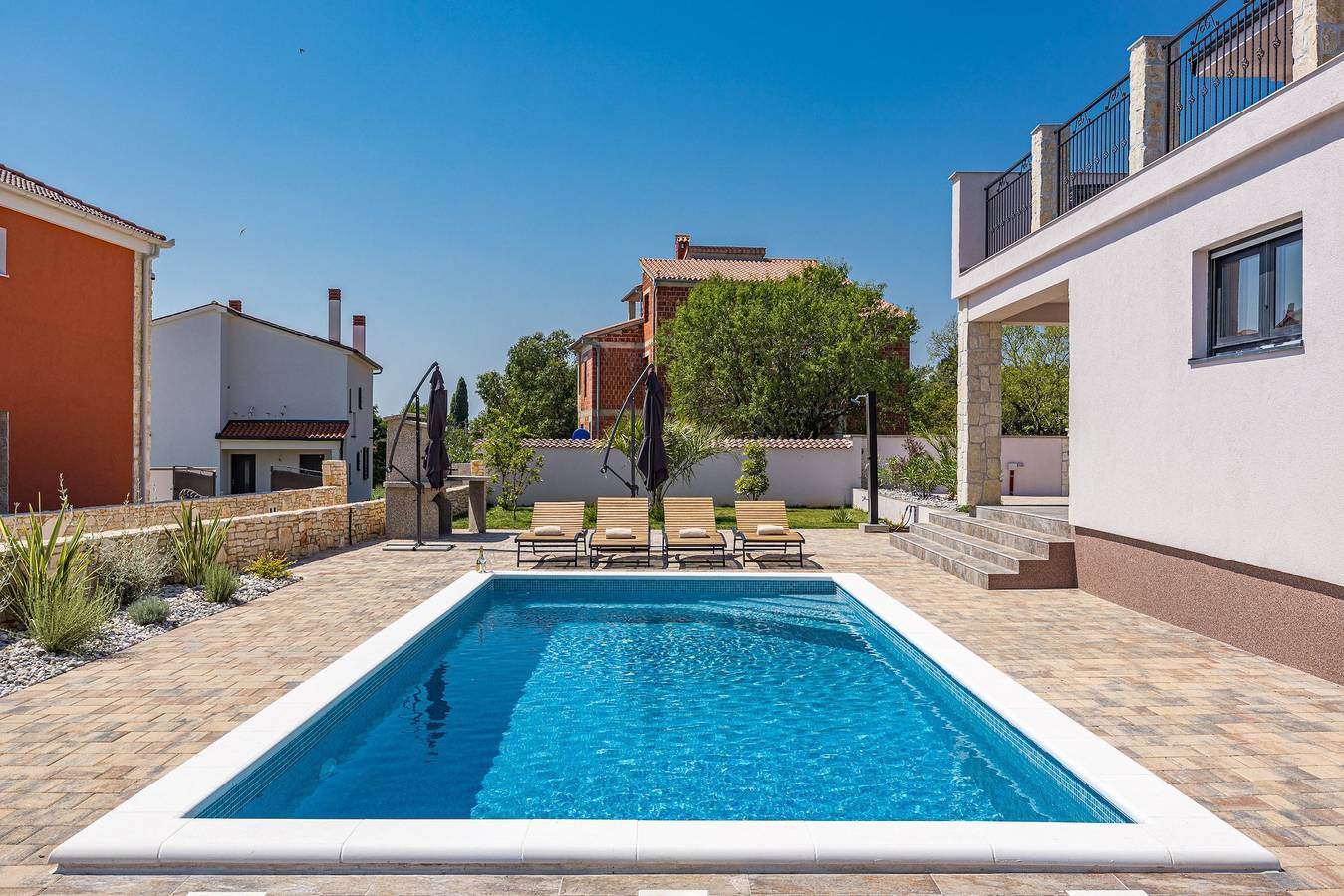 Enchanting Villa Magnolia West with Pool and Jacuz in Marčana, Südküste Istrien