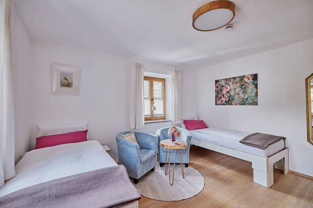 Ganze Wohnung, Ferienwohnung 120 qm mit zwei Schlafzimmer und Terrasse, nähe der Therme in Bad Aibling, Landkreis Rosenheim