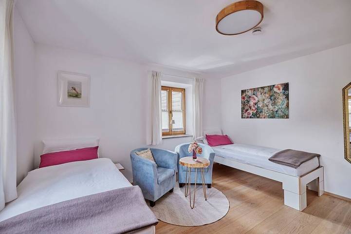 Ganze Wohnung, Ferienwohnung 120 qm mit zwei Schlafzimmer und Terrasse, nähe der Therme in Bad Aibling, Landkreis Rosenheim