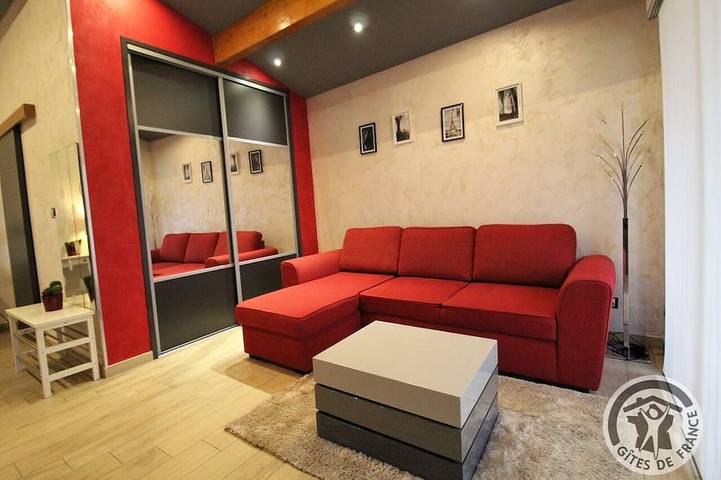 Gîte pour 2 personnes, avec jardin dans Communay