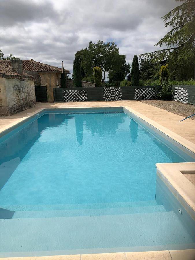 Gîte pour 10 personnes, avec vue ainsi que piscine et jardin à Fouquebrune