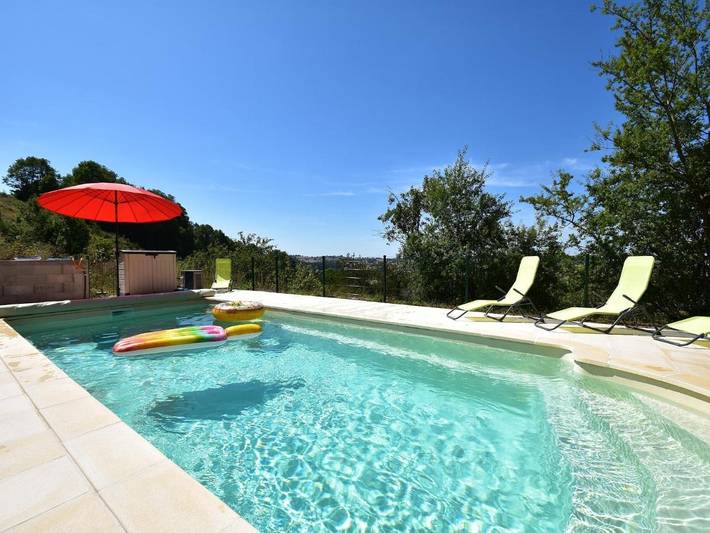 Location de vacances pour 6 personnes, avec Terrasse ainsi que Jardin et Piscine dans Cuzy