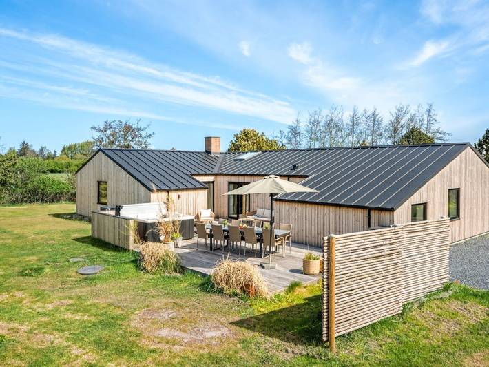 Ferieudlejning for 10 personer, med sauna og terrasse samt pool i Ho