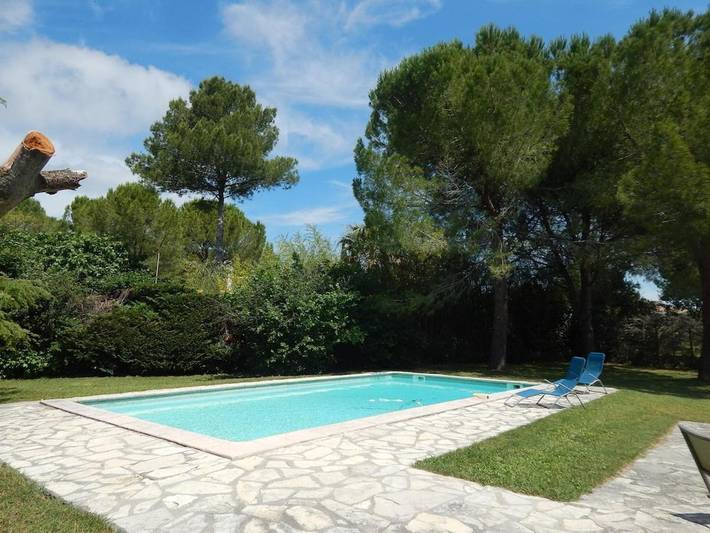 Villa pour 6 personnes, avec terrasse ainsi que piscine et jardin