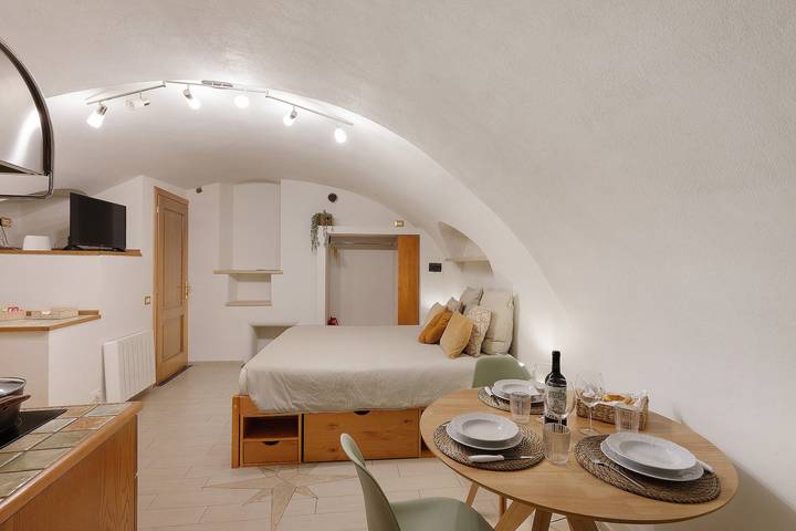 Casa Vacanze 'Ca' Pecina' con Wi-Fi in Dolceacqua, Alpi Liguri