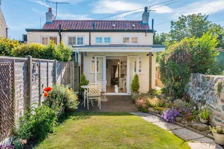Log cabin for 4 people, with garden, with pets in Hornsea