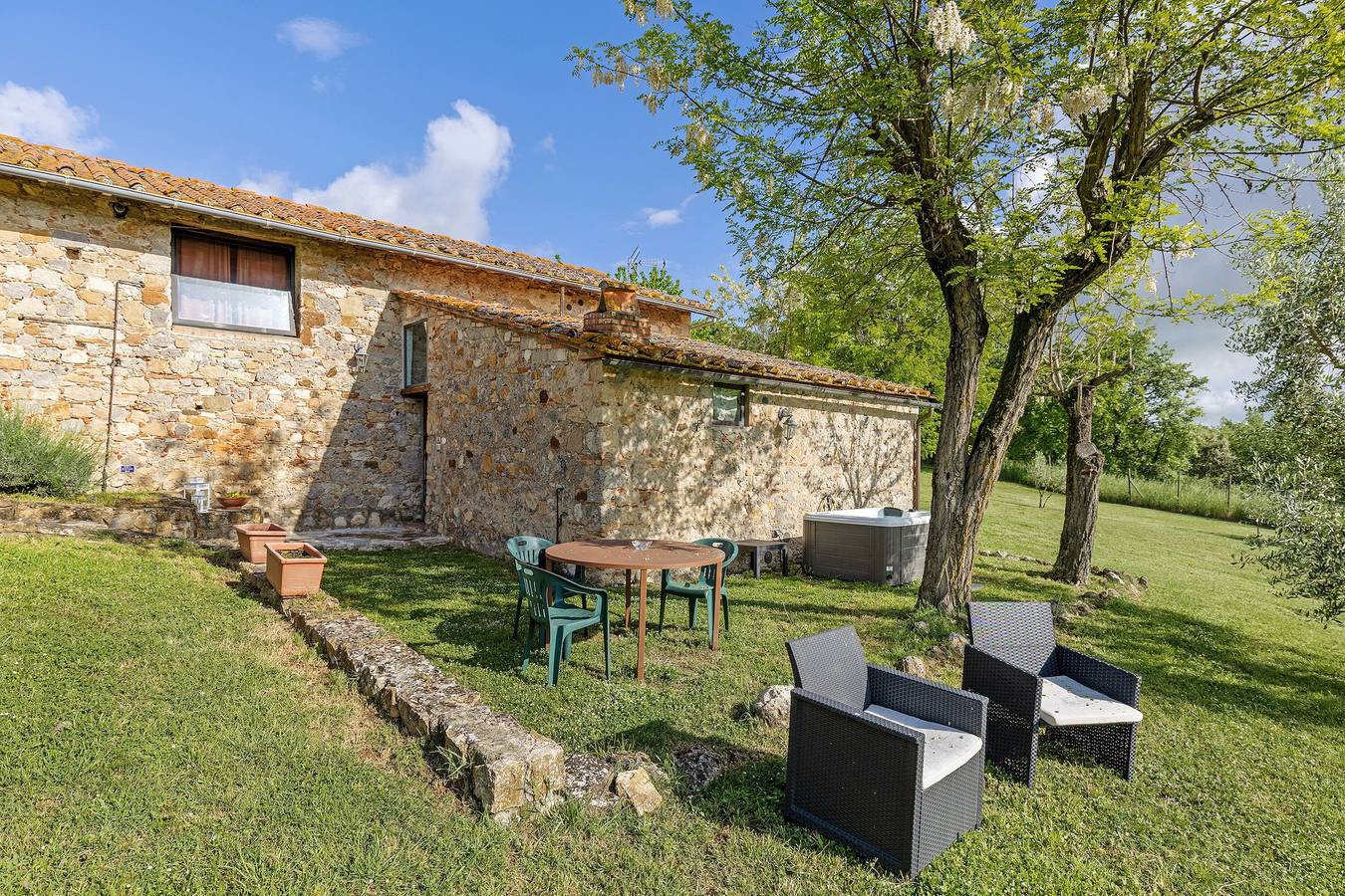 Cottage 'Nel Verde Con Jacuzzi' con piscina e giardino in comune in Colle di Val d'Elsa, Siena e dintorni