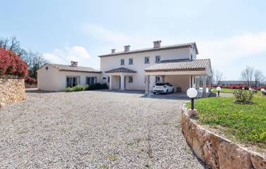 Location de vacances pour 10 personnes, avec piscine et jardin à Saint-Cézaire-sur-Siagne