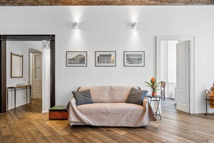 Entire apartment, Guesthost - Palazzo della Pilotta Roomy and Quiet Flat in Parma, Parma Province