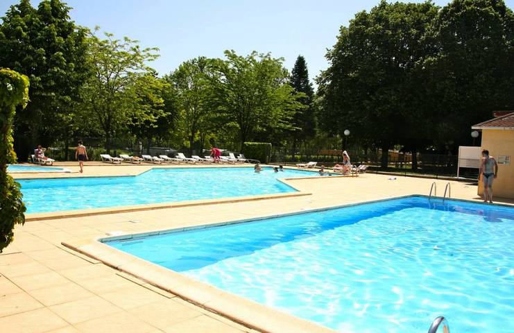 Location de vacances pour 10 personnes, avec terrasse ainsi que piscine et jardin à Châtel-Guyon - 4