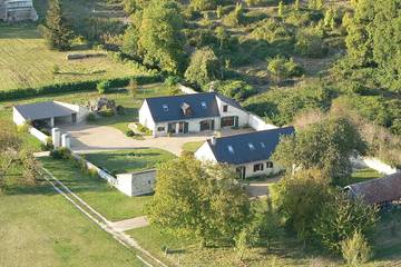 Gîte pour 8 personnes, avec jardin ainsi que piscine et terrasse à Neuillé