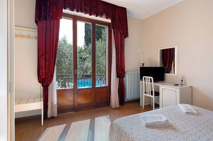 Room 'Acqua' with Shared Pool, Communal Garden and Wi-Fi in Fucecchio, Florence Province