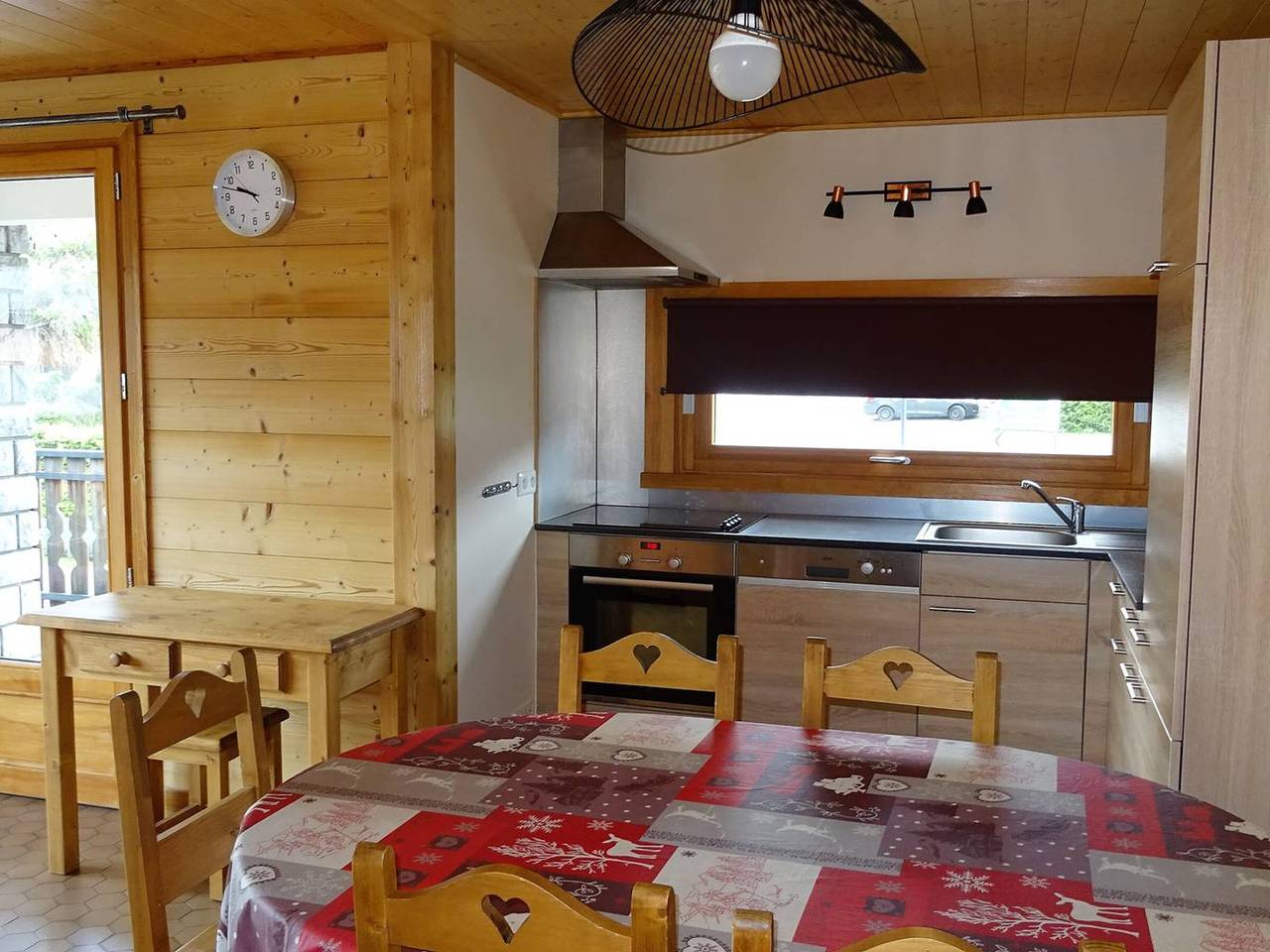 Entire apartment, Spacious 2-Br Apartment in Les Gets - Central Location, Sleeps 6, Wifi, Garage, Winter Shuttle in Les Gets, Les Portes du Soleil
