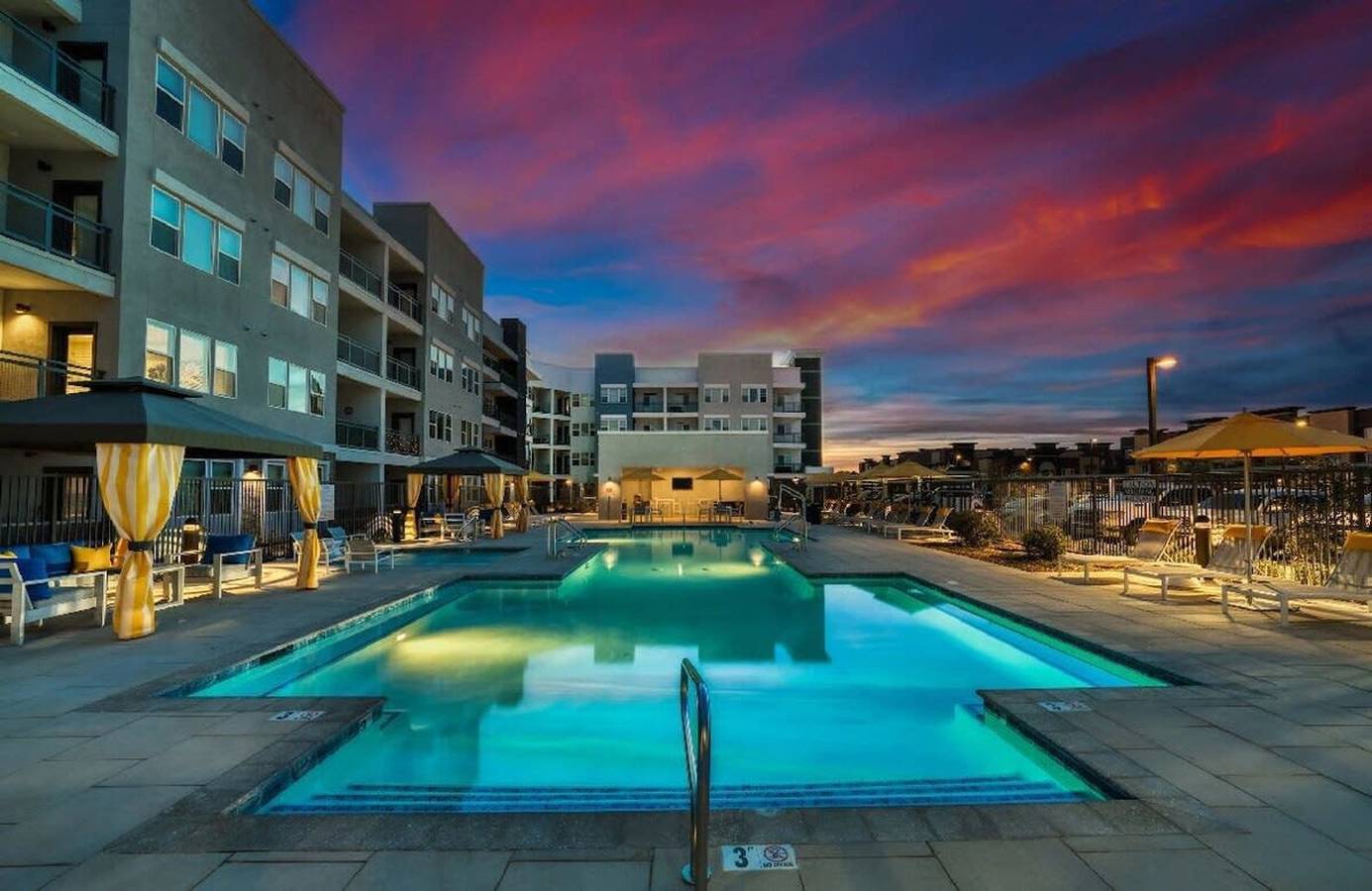 Ganze Wohnung, Stunning Westgate Cozysuites by stadium w pool 8 in Glendale, Maricopa County