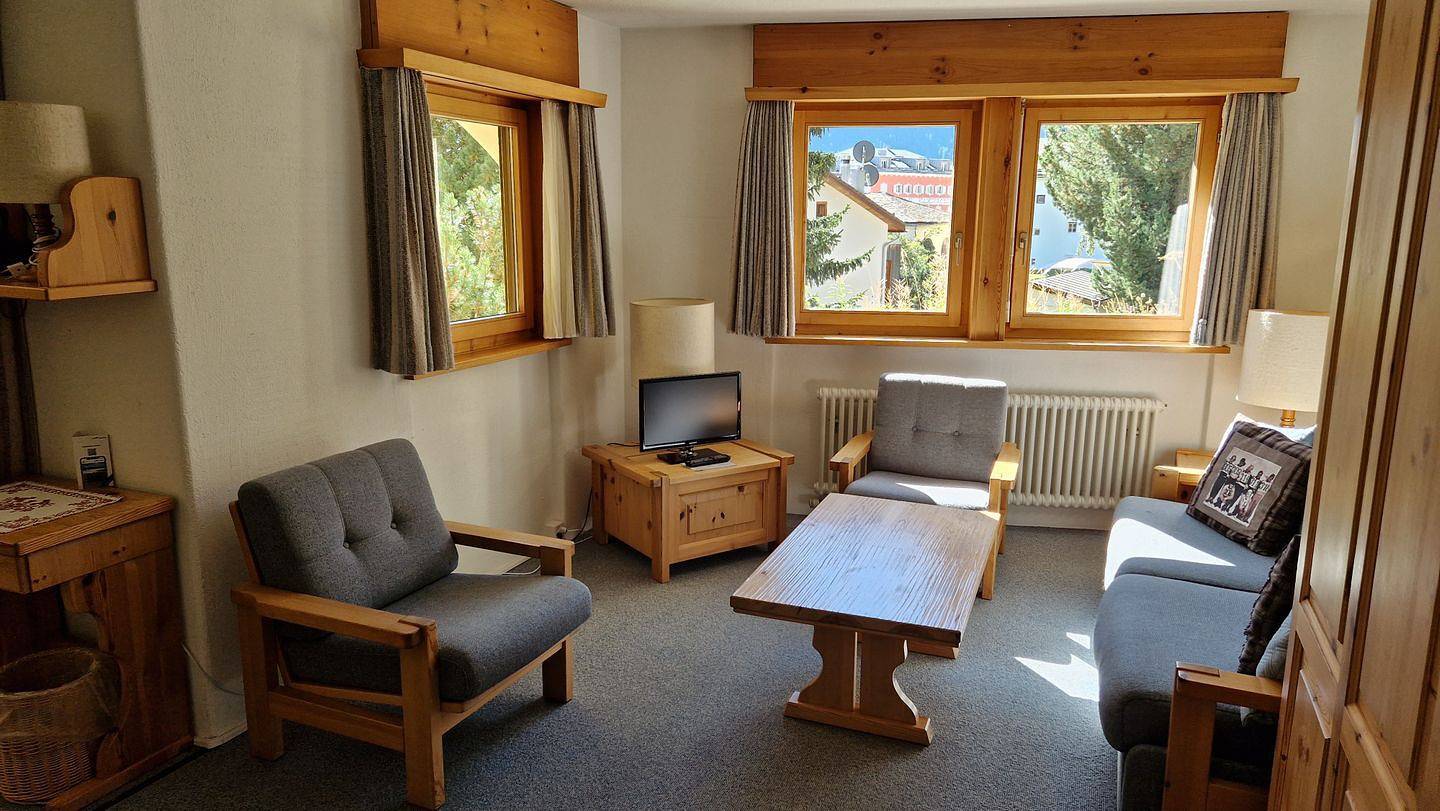 Ganze Wohnung, 2 1/2-Zimmerwohnung; Parterre; gedeckte Terrasse; grosszügiges Wohn-/Esszimmer in Silvaplana, Sankt Moritz