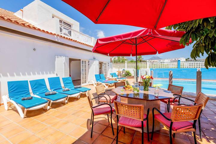 Villa for 8 people, with terrace and pool in Callao Salvaje