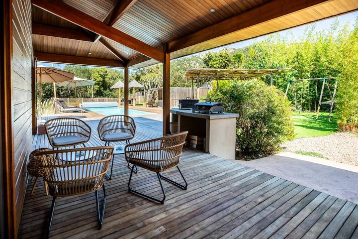 Location de vacances pour 8 personnes, avec jardin et terrasse ainsi que jacuzzi et piscine en Corse-du-Sud - 2