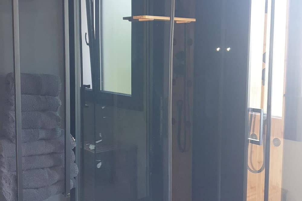 Appartement entier, 4km des plages/Sanary, appart neuf 9 pers calme, terrasse, clim, 2 chb, parking in Ollioules, Côte méditerranéenne (France)