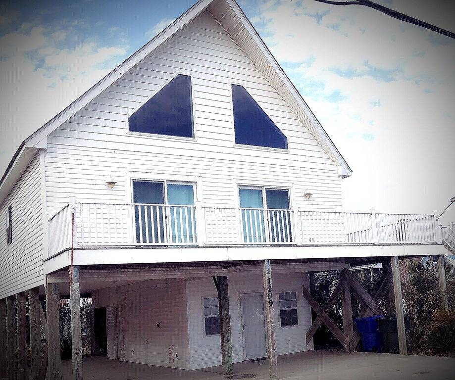 Beach views! Listen to the waves! Steps to beach access! 3 bed and 3 bathrooms! in Surf City, Topsail Island