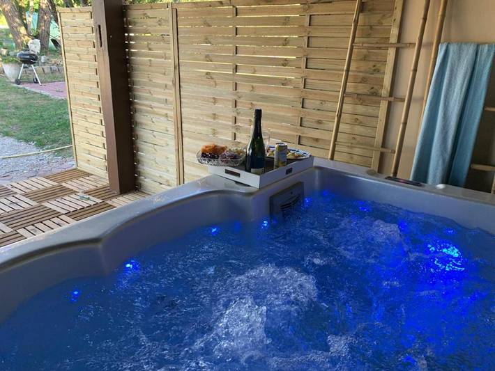 Location de vacances pour 6 personnes, avec Jacuzzi et Terrasse ainsi que Jardin et Vue dans Nogent-sur-Vernisson