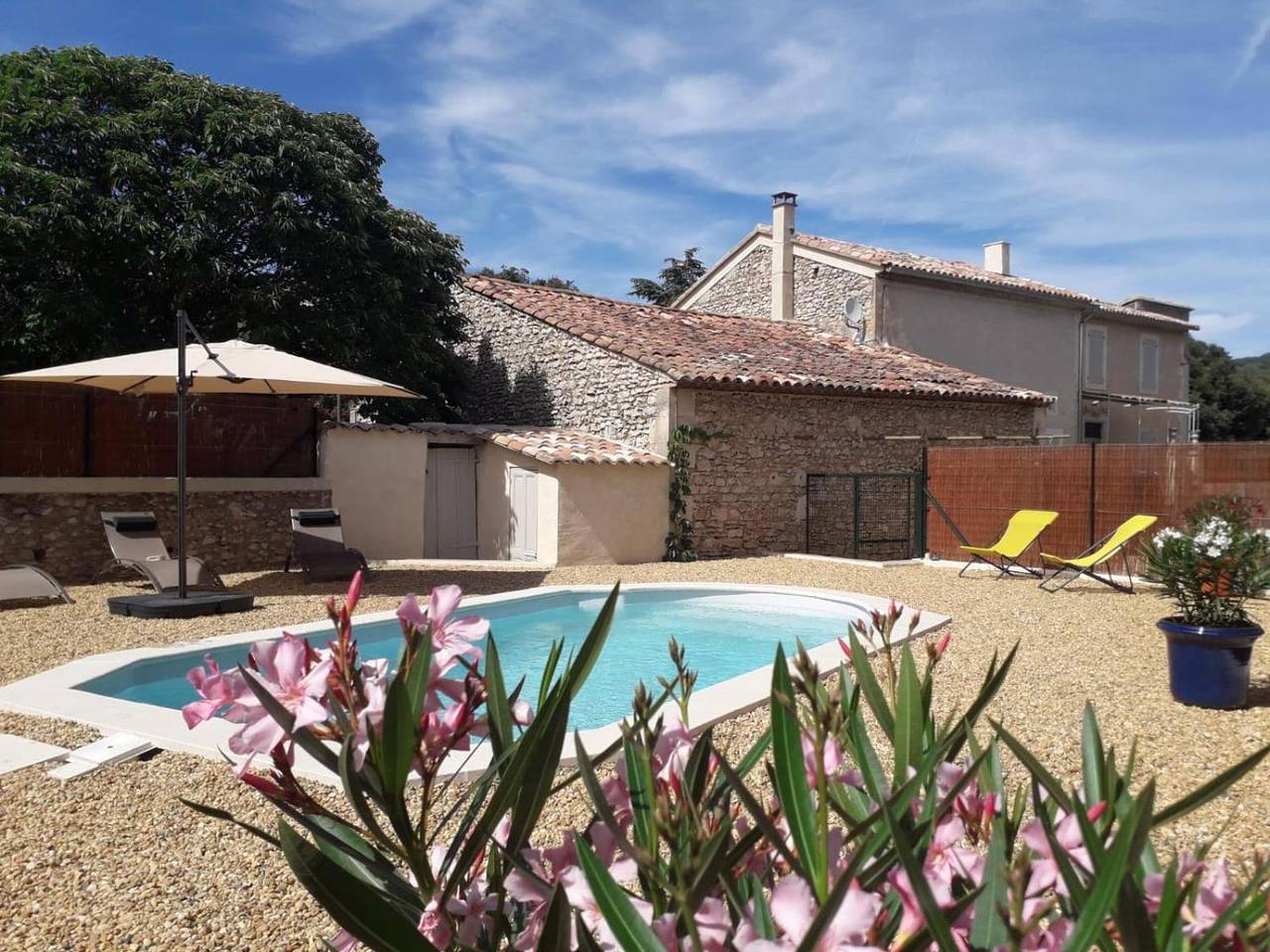 Finca 'Au Pied De La Montagne' mit Bergblick, Wi-Fi und Klimaanlage in Lioux, Regionaler Naturpark Luberon