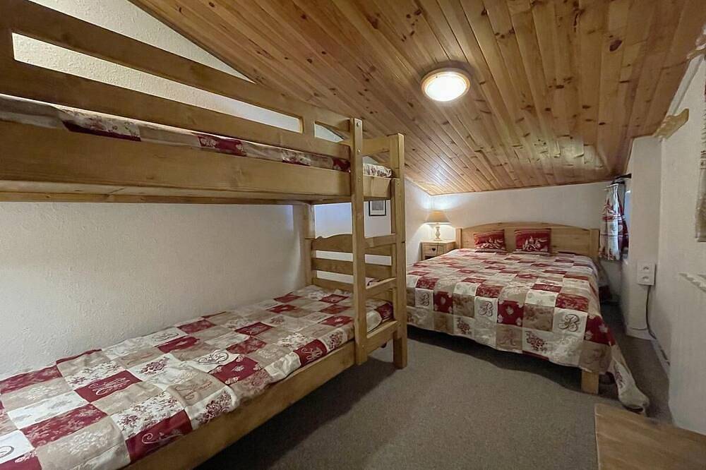Appartement entier, 300m des commerces, 2ème étage, vue station, balcon, télévision, casier à ski, 43m², Les Menuires in Les Menuires, Saint-Martin-de-Belleville