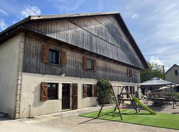 Gîte pour 14 personnes, avec terrasse et jacuzzi ainsi que sauna et jardin dans le Doubs
