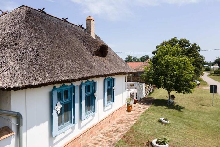 Gîte pour 7 personnes, avec Terrasse et Jacuzzi ainsi que Jardin et Piscine à Vršac