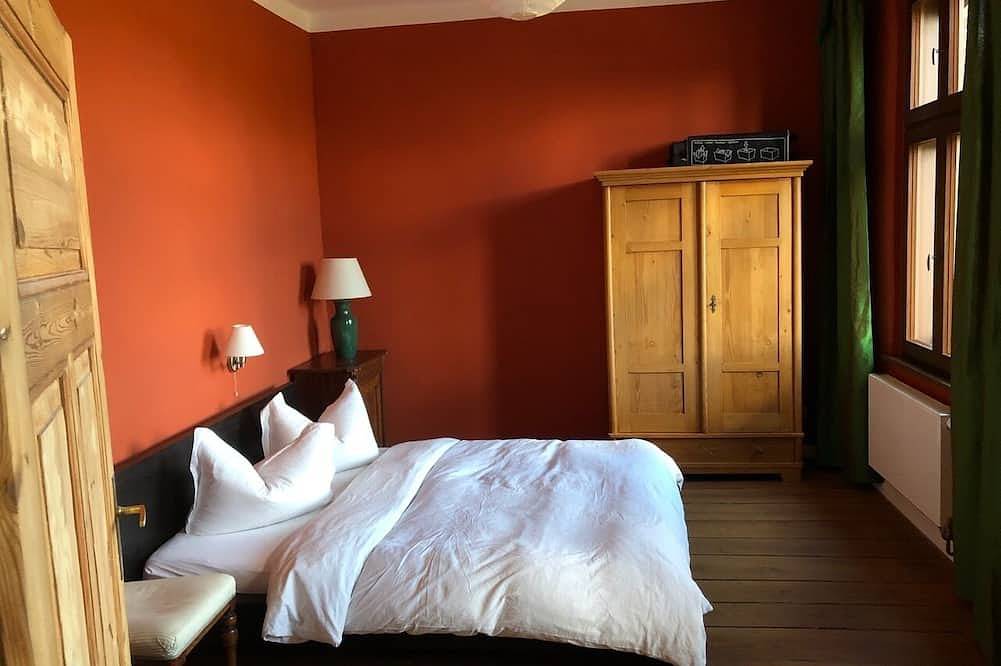 Ganze Wohnung, Romantischer Landbahnhof 1. Og, mit Gartensauna in Schwarz, Mecklenburgische Seenplatte