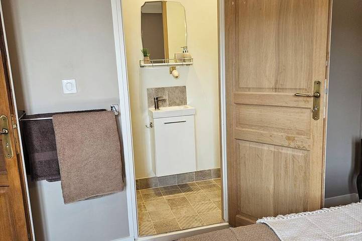 Location de vacances pour 14 personnes, avec piscine ainsi que jardin et terrasse à Champagne-et-Fontaine - 3