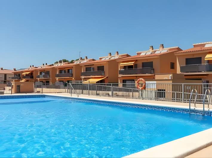Apartamento entero, Apartamento 'Tropikana I' con piscina compartida, Wi-Fi y aire acondicionado in Montroig, Costa Dorada