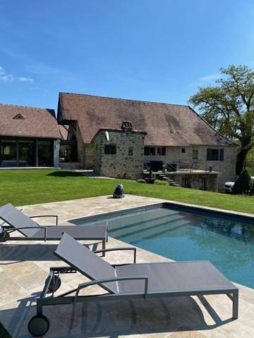 Location de vacances pour 2 personnes, avec Jacuzzi et Terrasse ainsi que Jardin et Piscine à Thégra
