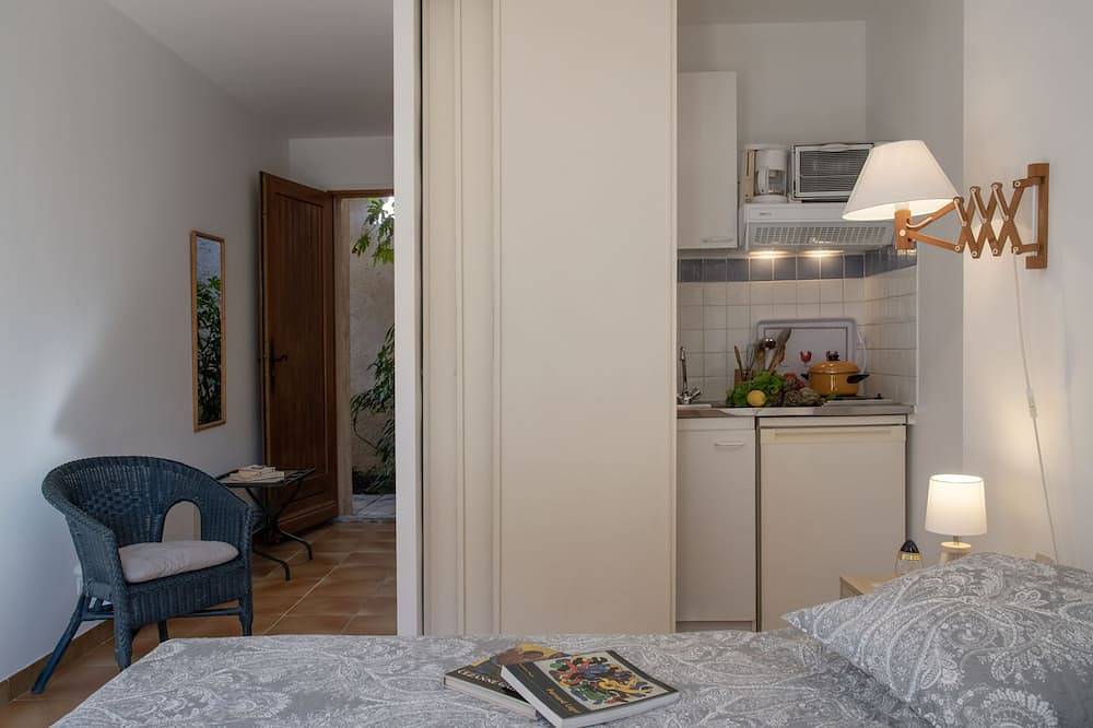 Appartement entier, Studio de charme dans villa à Saint Paul de Vence avec terasse et jardin in Saint-Paul-de-Vence, Côte méditerranéenne (France)