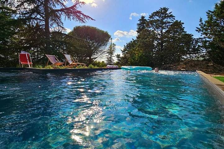 Location de vacances pour 12 personnes, avec terrasse et jardin à Saint-Vincent-Rive-d'Olt