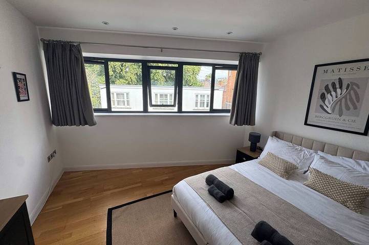 Central Guildford Townhouse with Parking in Guildford, Surrey
