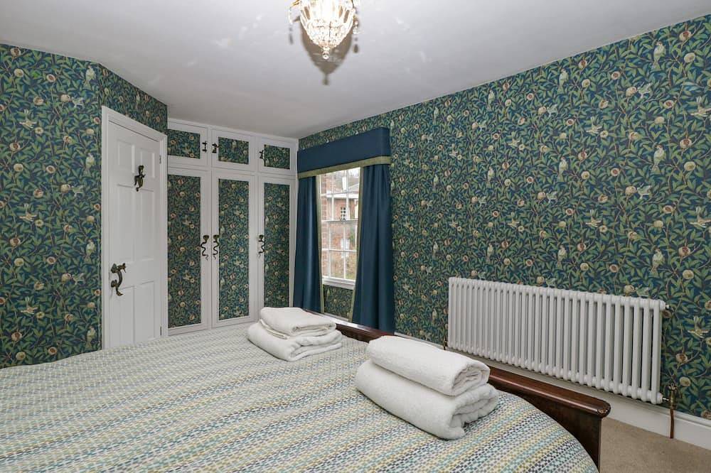 Kylemore, pet friendly, character holiday cottage in Glastonbury in Glastonbury, Somerset