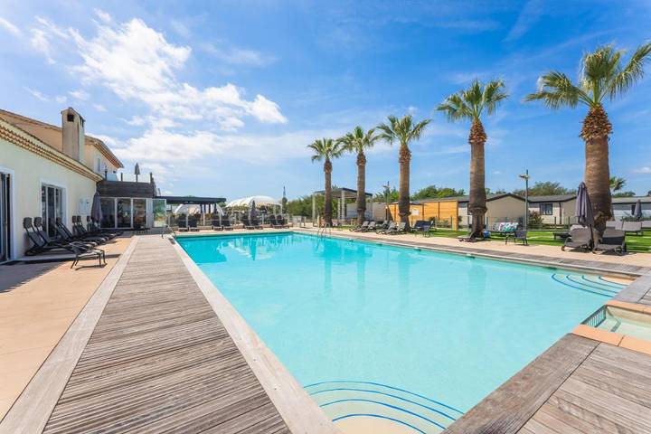 Camping pour 6 personnes, avec piscine et jardin ainsi que bassin pour enfant et jacuzzi, animaux acceptés